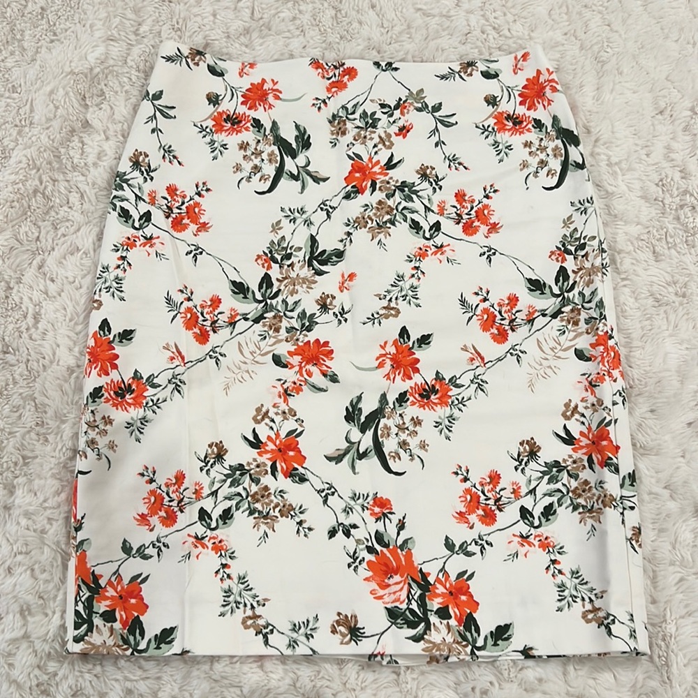 Ann Taylor floral pencil skirt. Size 8.